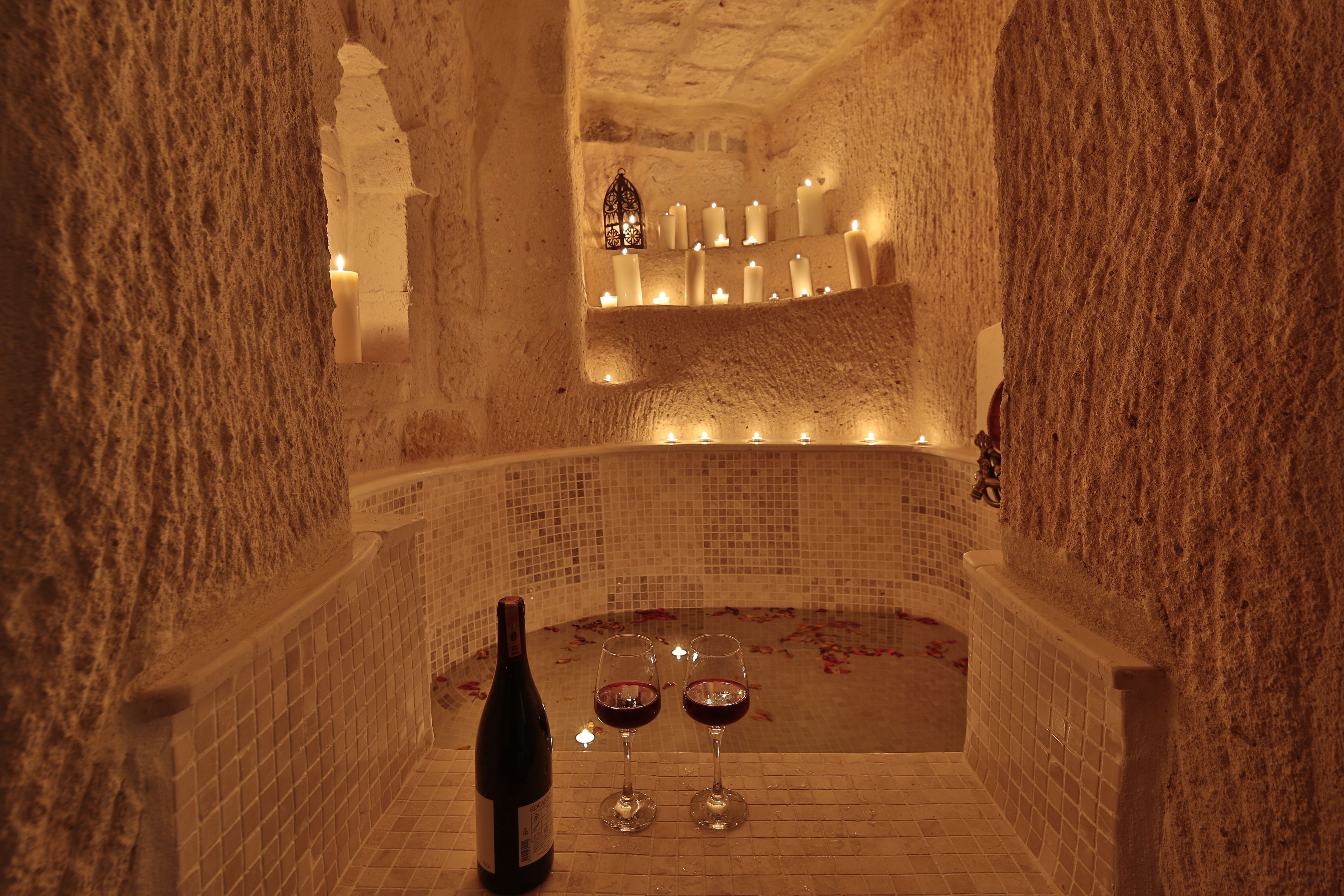 Suite (King) | Minibar, individually decorated, individually furnished