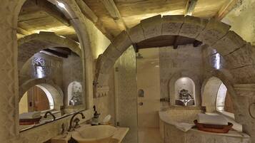 Deluxe Room | Minibar, individually decorated, individually furnished