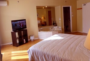 Signature Room, 1 King Bed, Jetted Tub, Gas Fireplace, Hardwood Floor