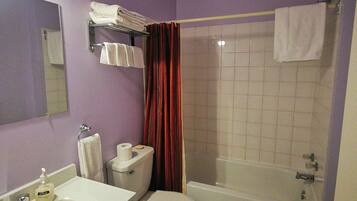 Un baño con inodoro, lavabo y bañera.
