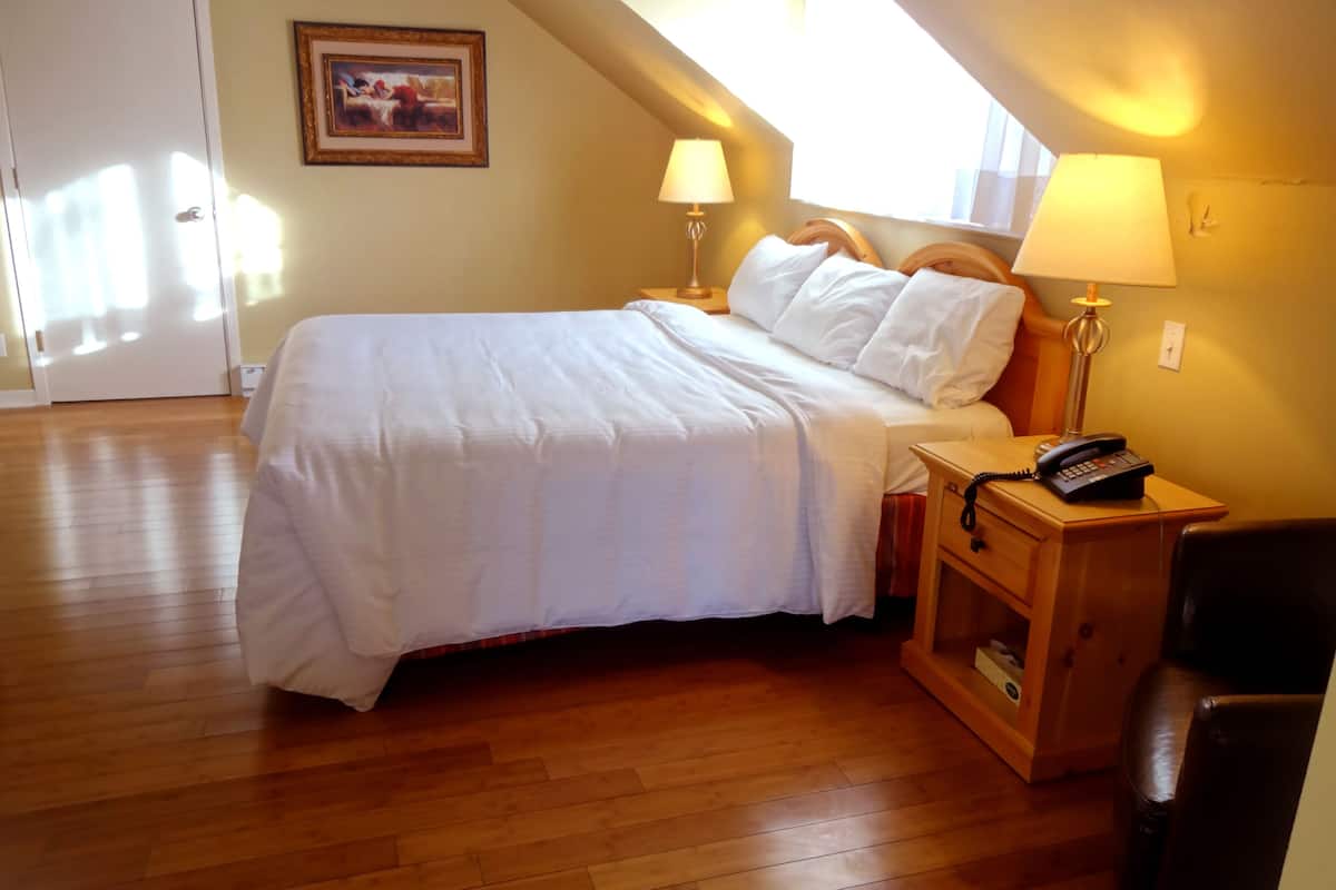 Studio Suite, 1 King Bed, Jetted Tub, Wood Burning Fireplace, Hardwood Floor, Balcony | Rollaway beds (surcharge), WiFi (free), bed sheets