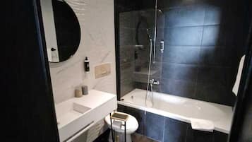 Standard Double or Twin Room, Balcony, Lake View | Bathroom | Hair dryer, towels, soap, shampoo