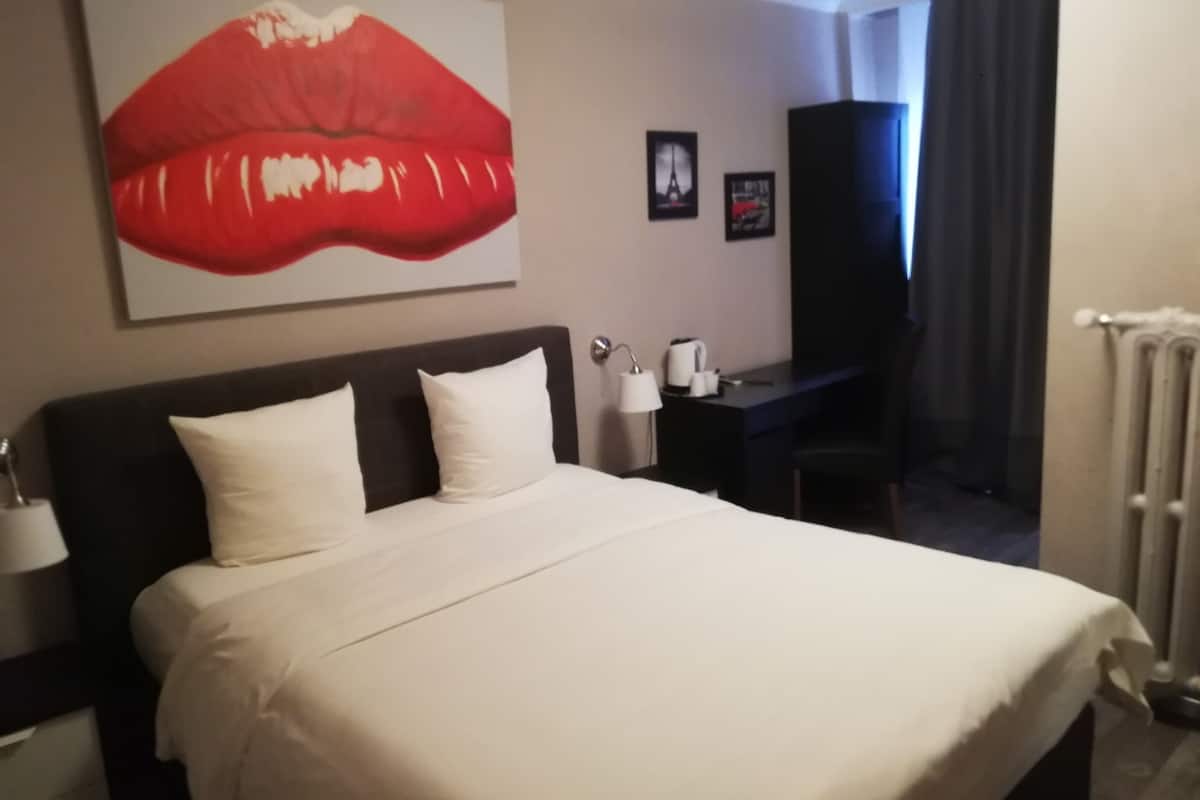 standard double or twin room, courtyard view | in-room safe, desk, iron/ironing board, free wifi