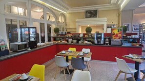 Se ofrece un desayuno bufé todos los días (por un coste adicional)