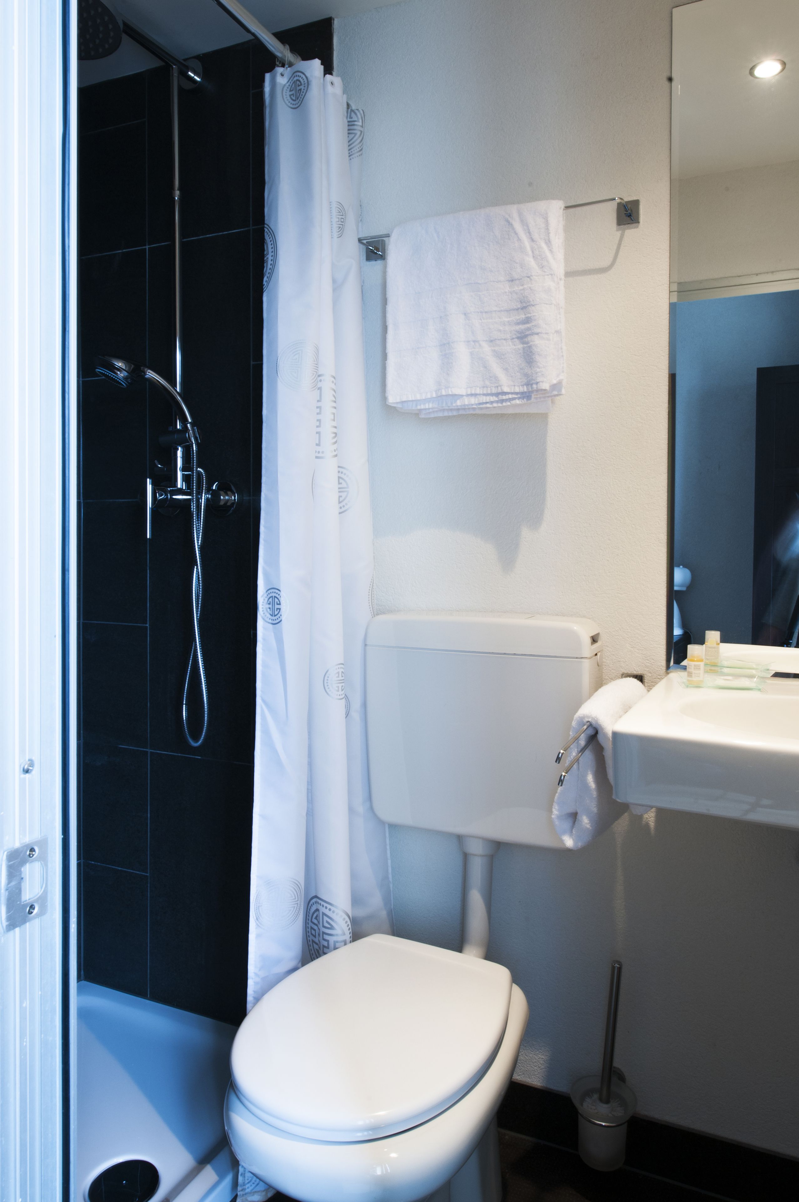 standard single room, 1 single bed, lake view | bathroom | hair dryer, towels, soap, shampoo