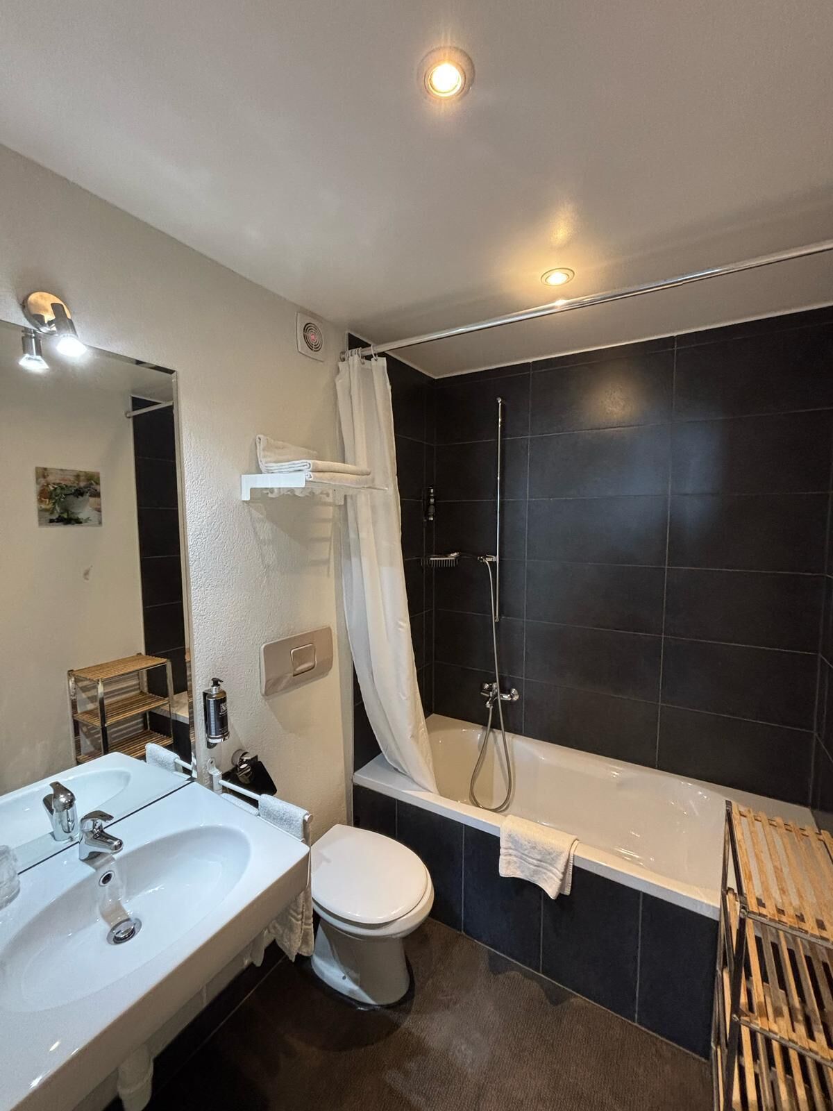 standard double or twin room, lake view | bathroom | hair dryer, towels, soap, shampoo