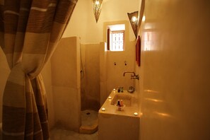 Deluxe Quadruple Room | Bathroom | Shower, hair dryer, towels, shampoo - Riad White Flowers (Marrakech)