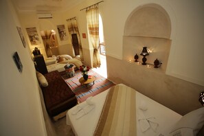 Habitación cuádruple Deluxe | Caja de seguridad en la habitación, insonorización y wifi gratis