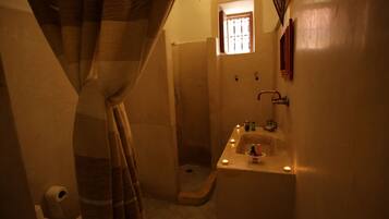Quarto quádruplo luxo | Banheiro | Chuveiro, secador de cabelo, toalhas de banho, shampoo