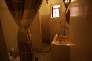 Deluxe Quadruple Room | Bathroom | Shower, hair dryer, towels, shampoo - Riad White Flowers (Marrakech)