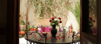 Riad White Flowers