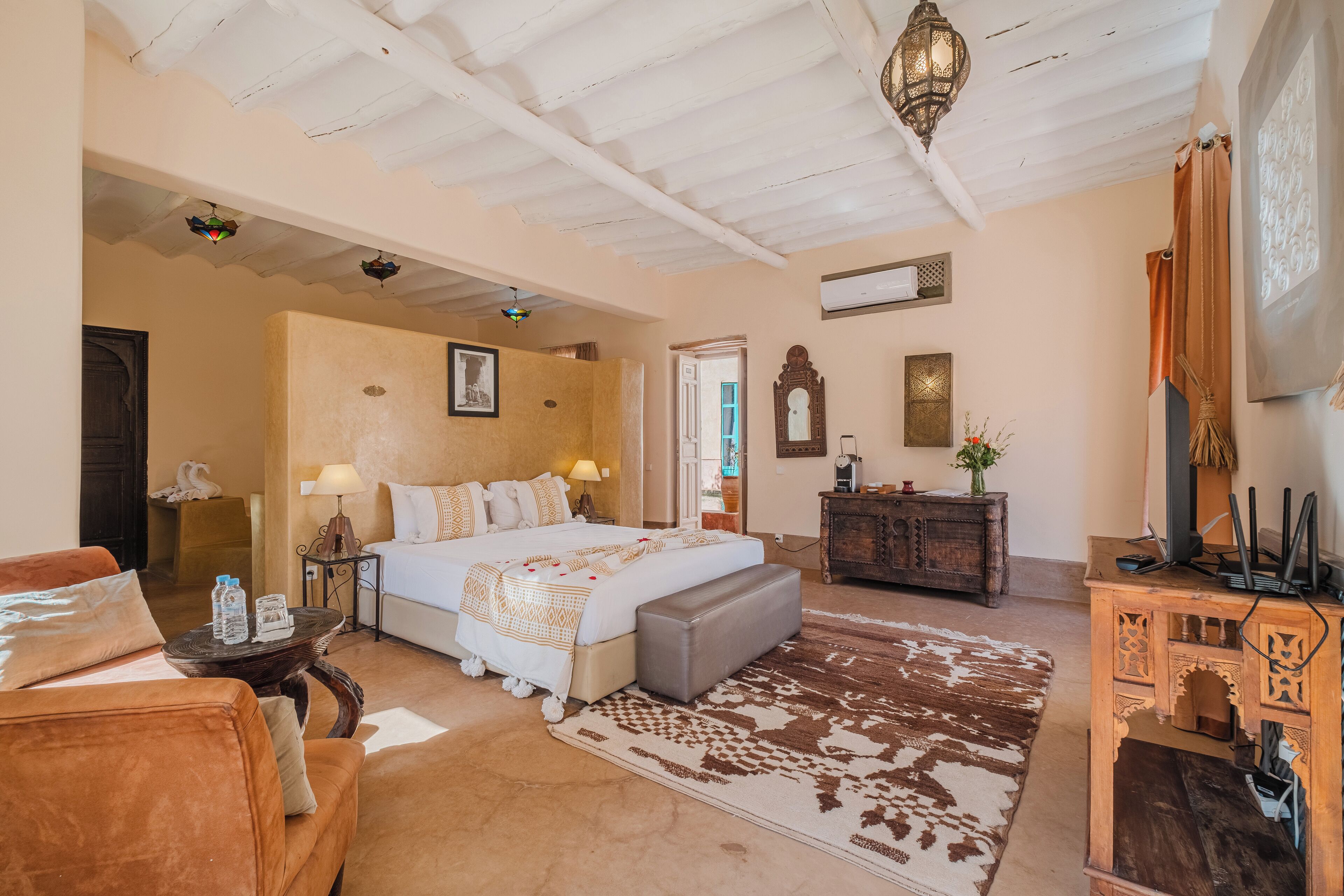 ملاءات من القطن المصري وأغطية فراش متميزة وميني بار وتجهيزات عازلة للصوت