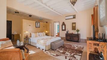 Suite Junior, non-fumeurs, vue jardin (Cannelle) | Draps en coton égyptien, literie de qualité supérieure, minibar