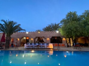 Piscine extérieure, parasols de plage, chaises longues