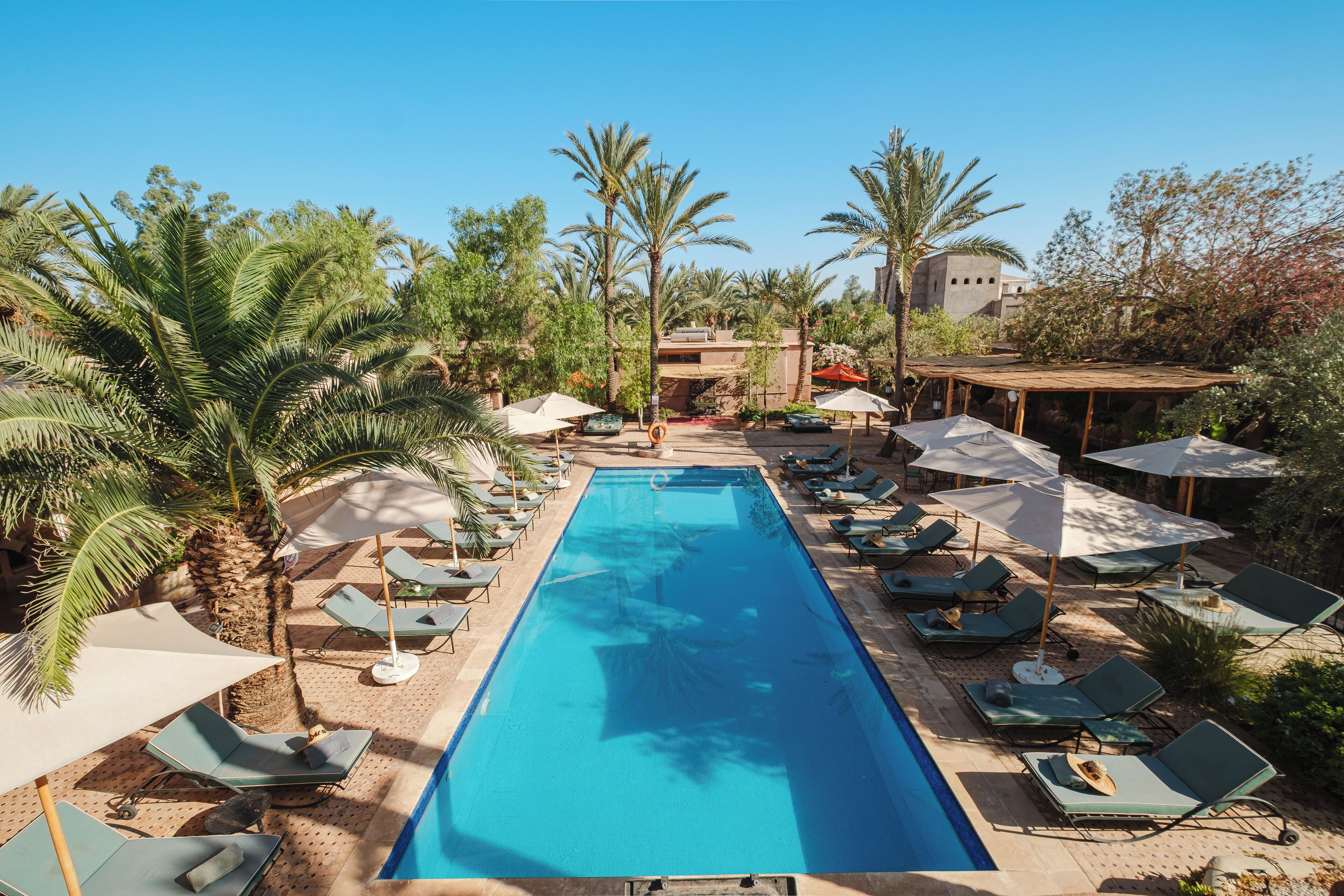 Utendørsbasseng, bassengparasoller og solsenger