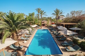 屋外プール、プール パラソル、サンラウンジャー