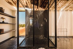 Suite Atlas | Bathroom | Designer toiletries, hair dryer, soap, shampoo - Dar 55 – Berbère House (Marrakech)