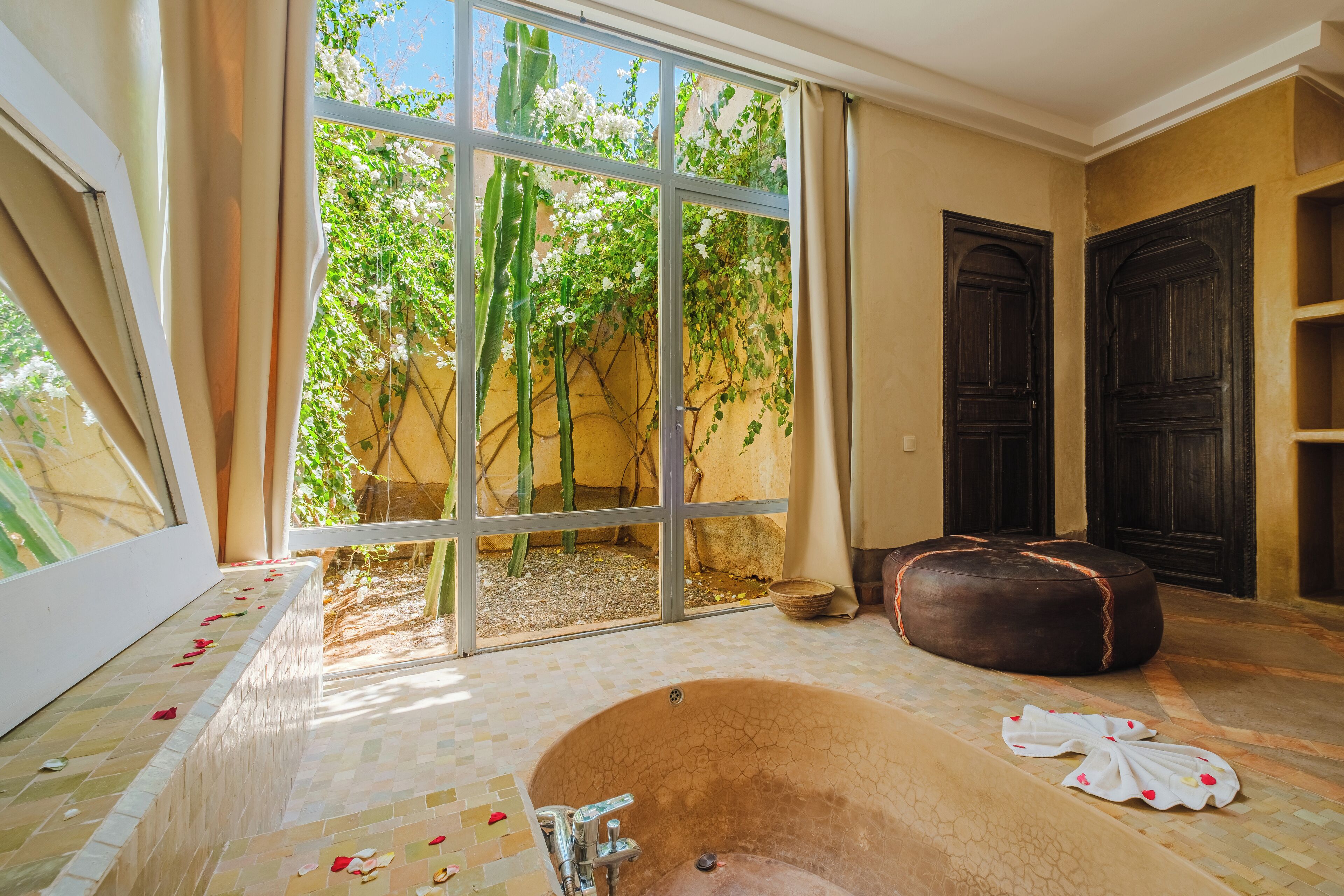 Suite Royale | Salle de bain | Articles de toilette de luxe, sèche-cheveux, savon, shampoing