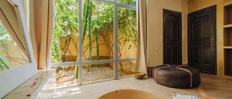 Suite Royale | Salle de bain | Articles de toilette de luxe, sèche-cheveux, savon, shampoing