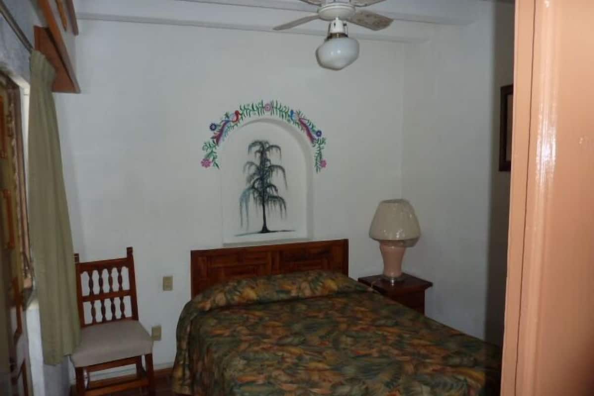 In-room safe, desk, iron/ironing board