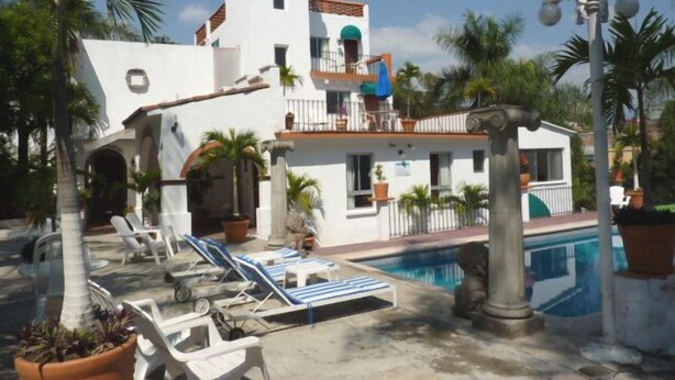 Outdoor pool, sun loungers - Hotel Bajo el Volcan (Cuernavaca)