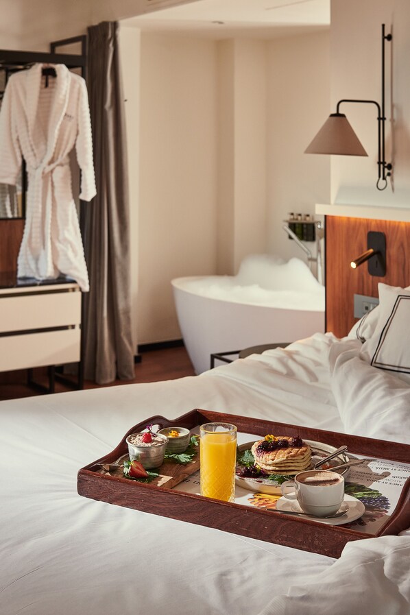Room (The Level Wellness Premium) | In-room dining - The Level at the Melia White House (London)