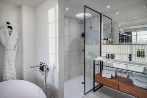 Designertoalettartikler, hårføner, badekåper og tøfler