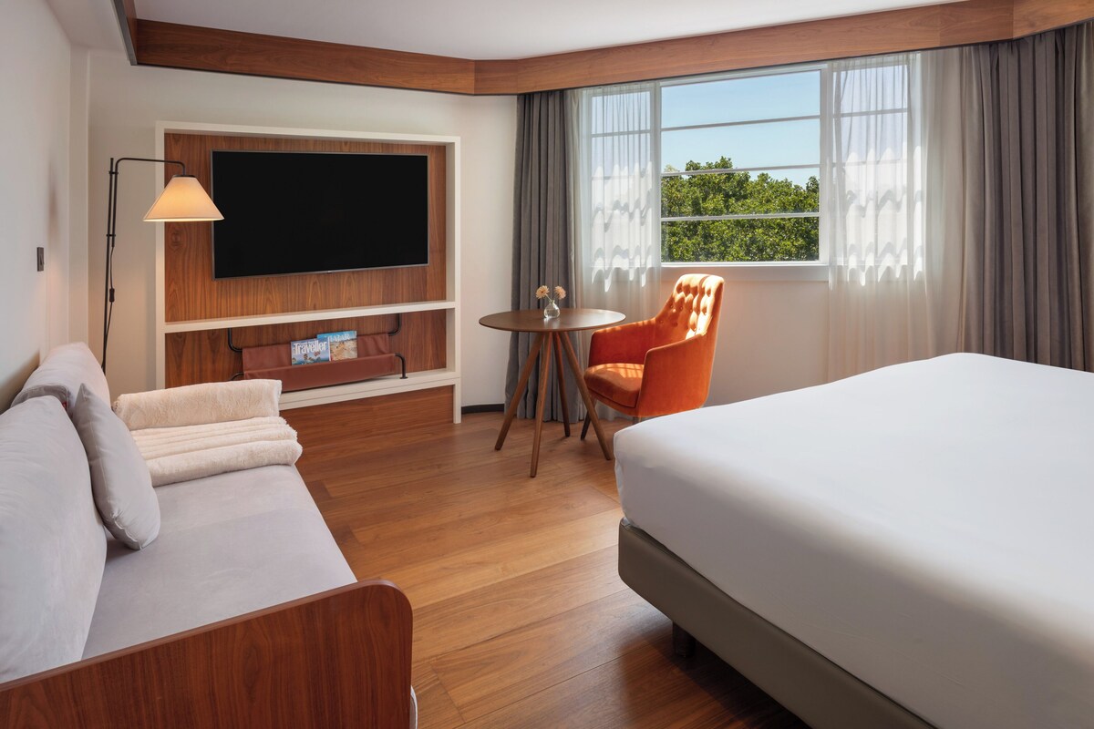 Premium bedding, in-room safe, desk, laptop workspace