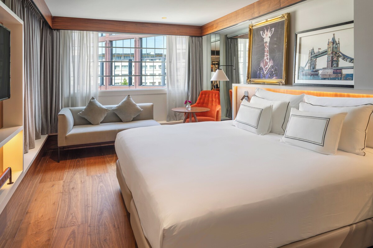 Premium The Level Room with Executive Lounge Access | Premium bedding, in-room safe, desk, laptop workspace