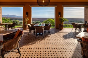 2 restaurants, breakfast served - Le Palais Paysan (Tameslouht)