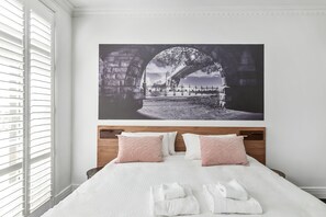 Quarto luxo | Roupas de cama premium, camas com colchões pillow-top, Wi-Fi de cortesia