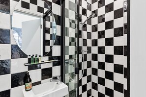 Ducha, artículos de higiene personal gratuitos y secador de pelo