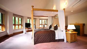 Minibar, desk, free WiFi, bed sheets
