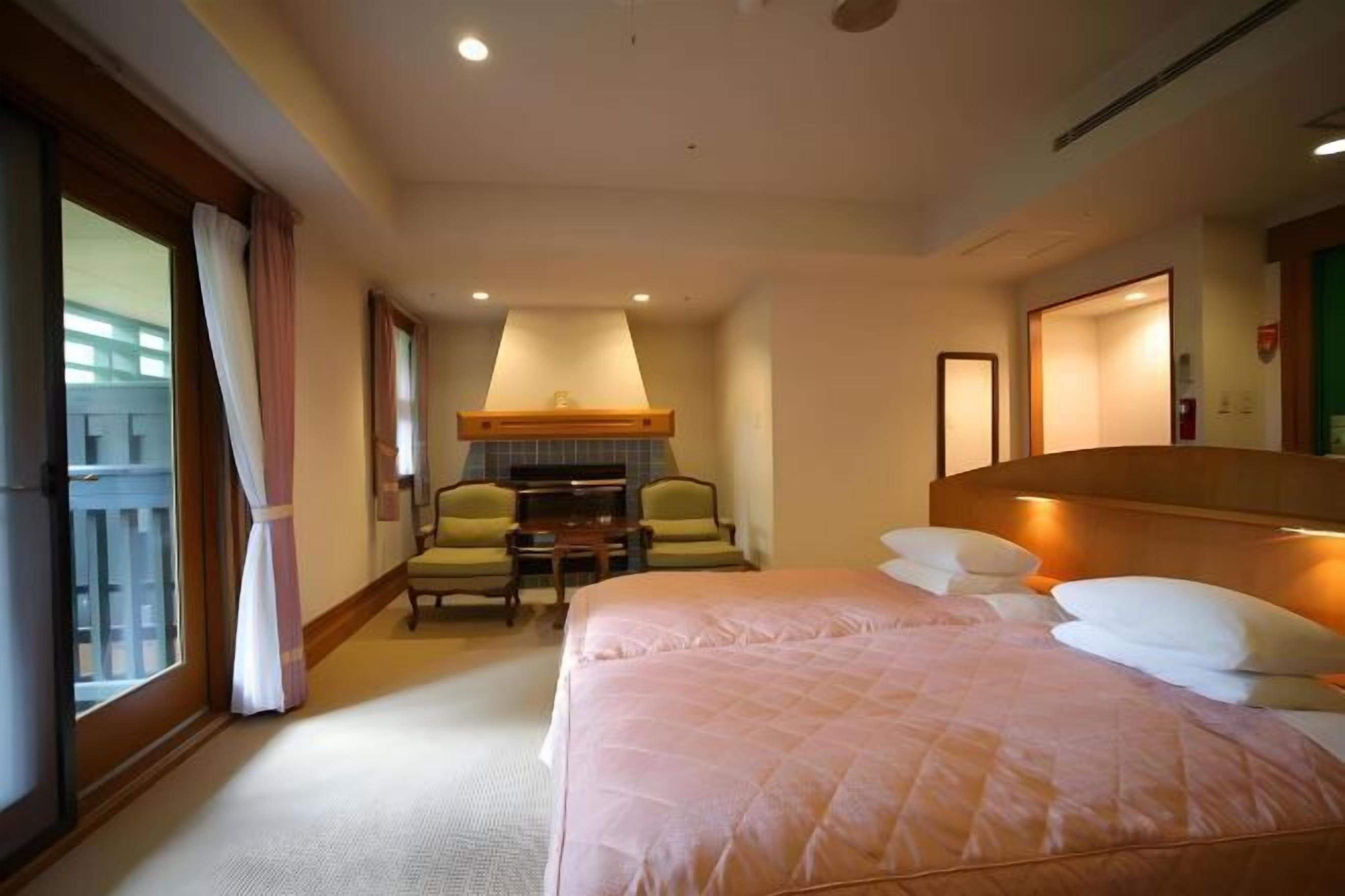 Minibar, desk, free WiFi, bed sheets