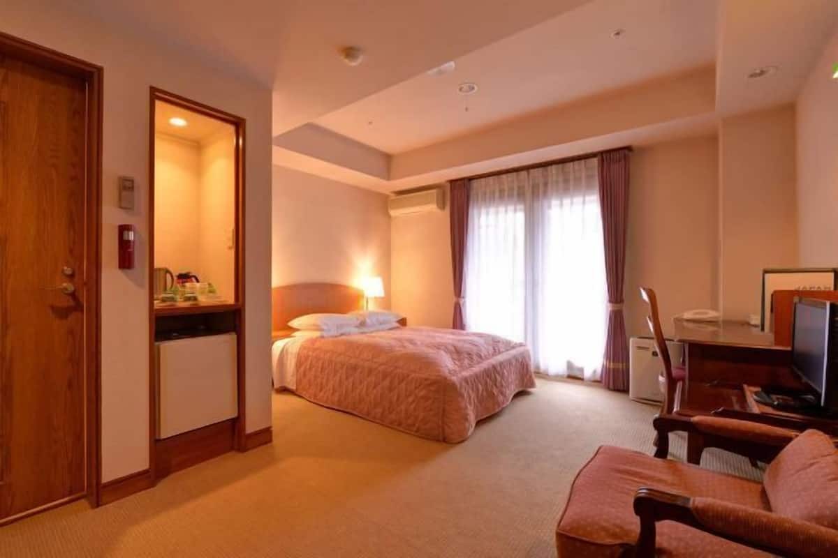 Minibar, desk, free WiFi, bed sheets