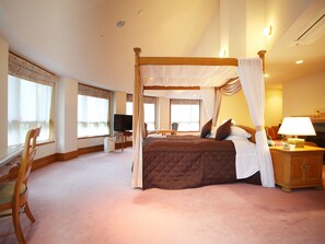 Een minibar, een bureau, gratis wifi, beddengoed