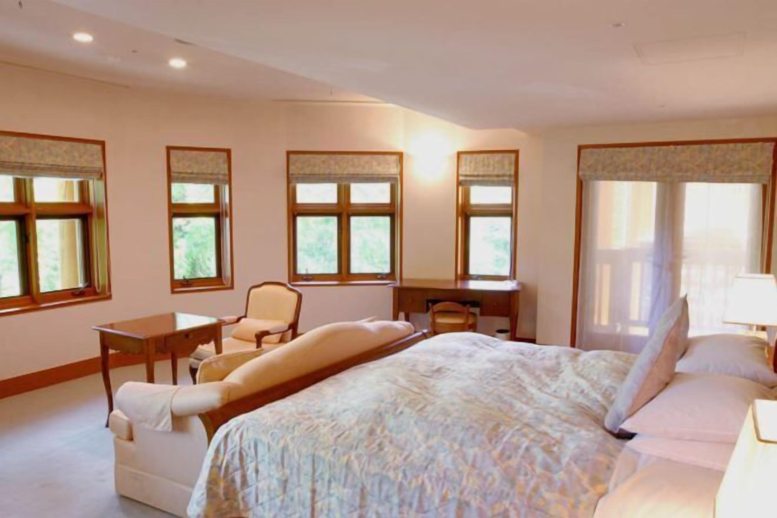 Minibar, desk, free WiFi, bed sheets