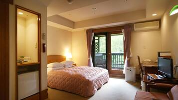 Minibar, desk, free WiFi, bed sheets