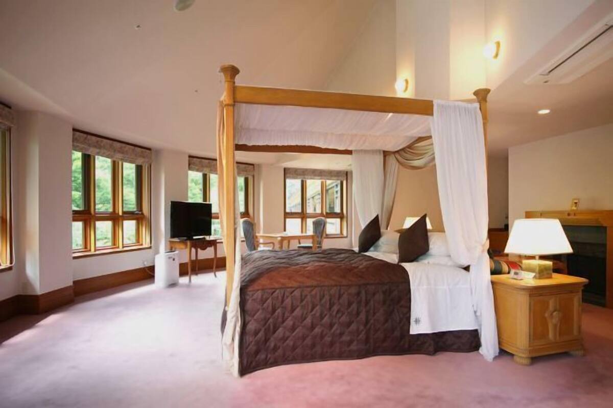 Minibar, desk, free WiFi, bed sheets