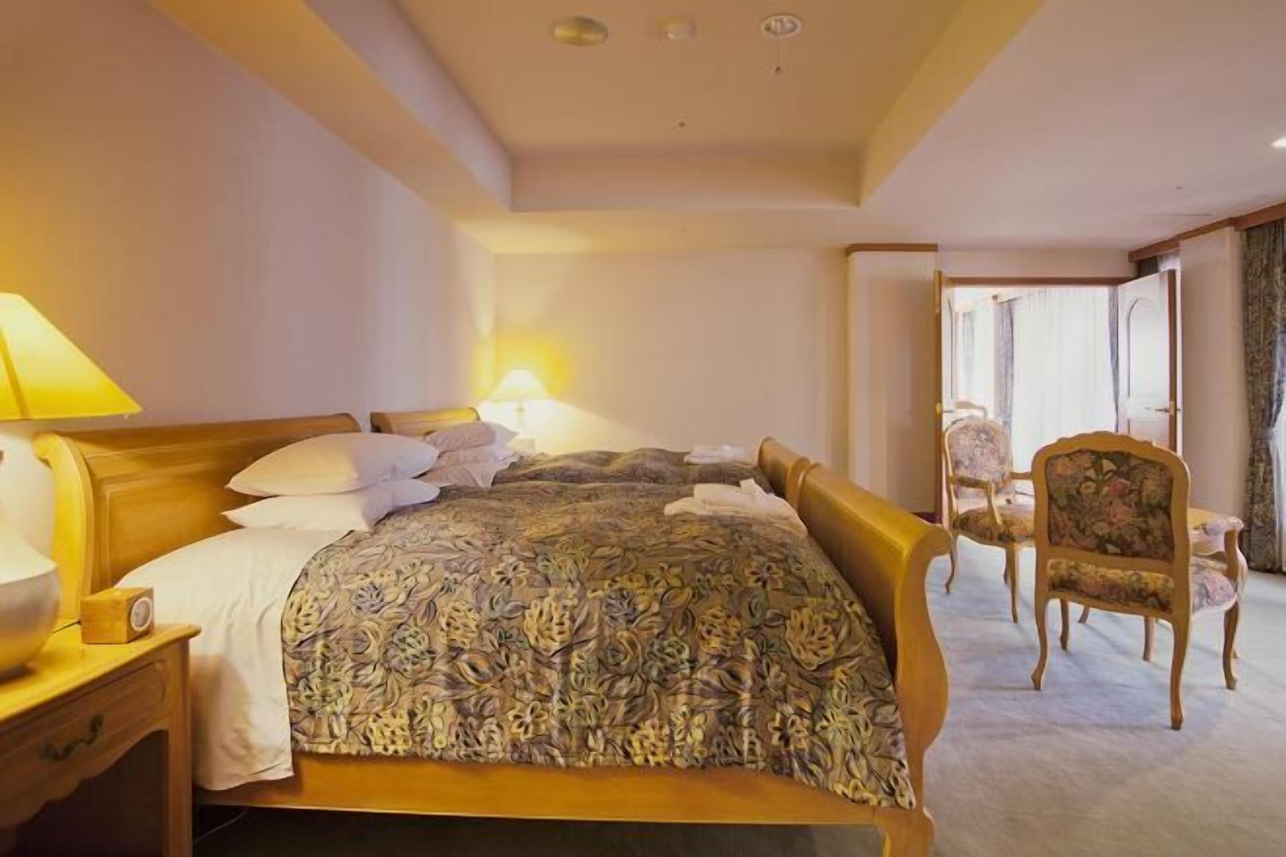 Minibar, desk, free WiFi, bed sheets