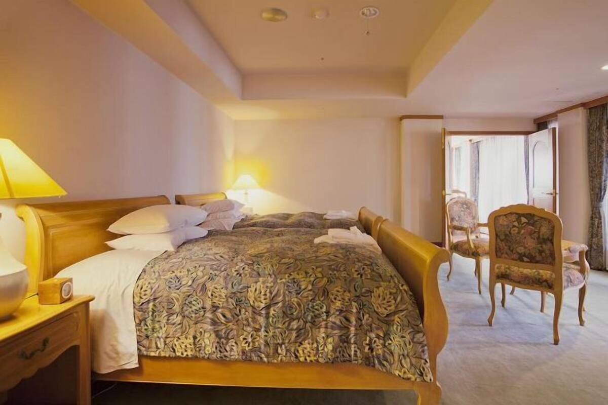 Minibar, desk, free WiFi, bed sheets