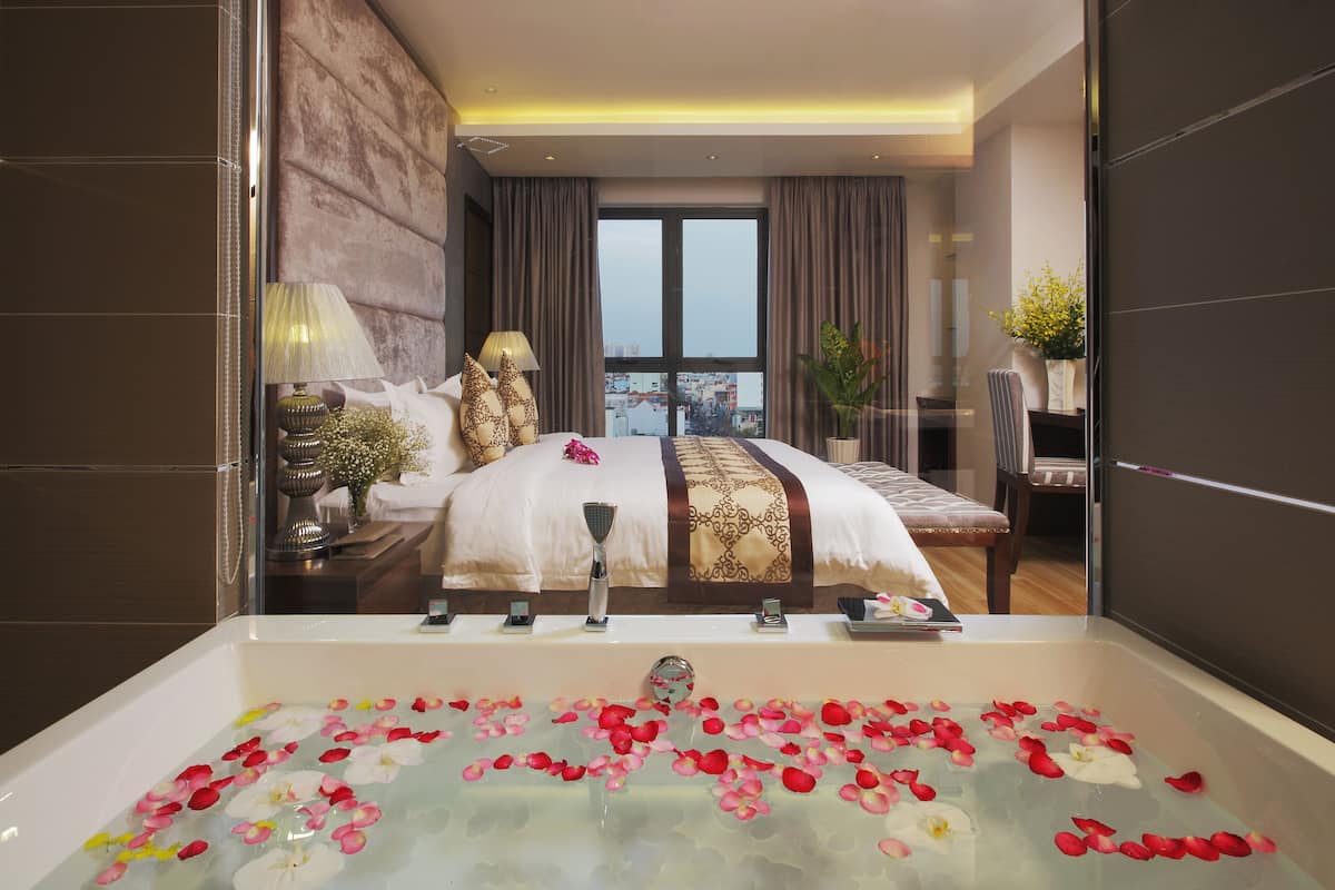 Deep-soaking bathtub