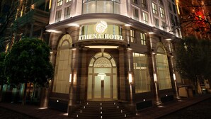 Ein mehrgeschossiges Hotel mit markantem Eingang, großen Fenstern und einer gut beleuchteten Fassade.