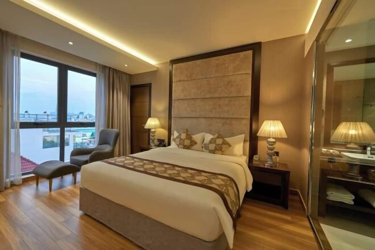 Premium bedding, minibar, in-room safe, desk