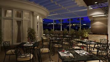 Phục vụ bữa sáng, bữa trưa, bữa tối, món ăn mang phong cách quốc tế