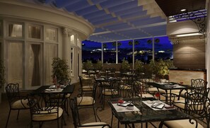 Café da manhã, almoço e jantar; culinária internacional 