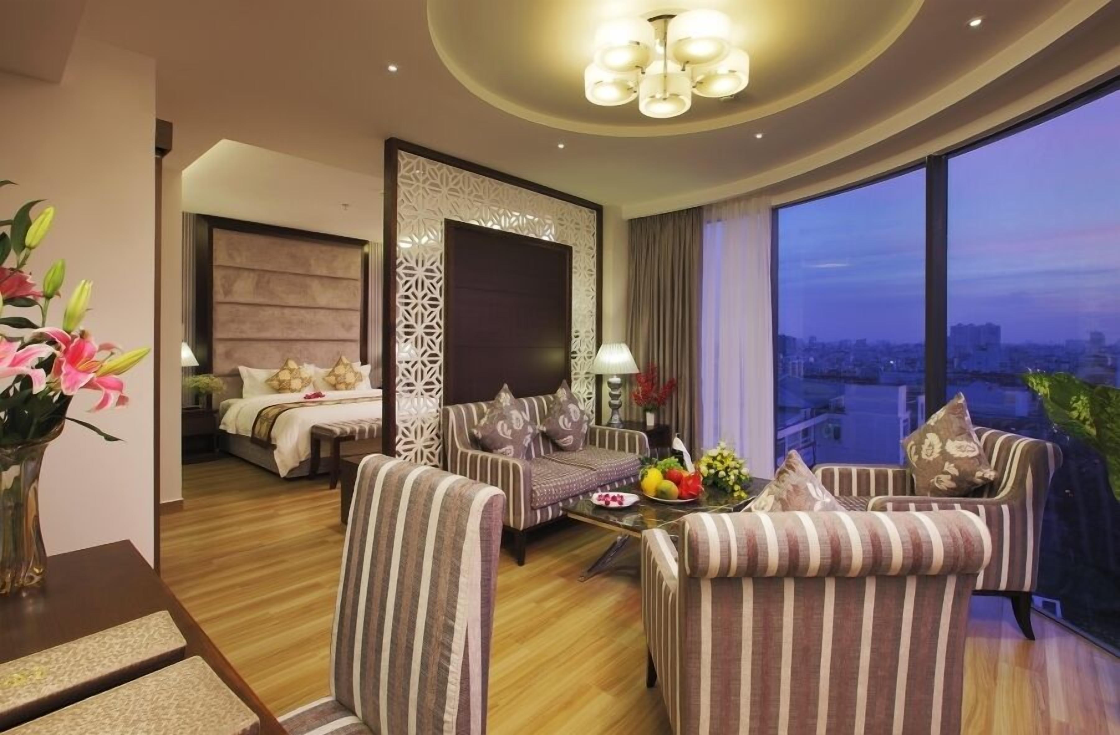 Athena Suite | Luxe beddengoed, een minibar, een kluis op de kamer, een bureau