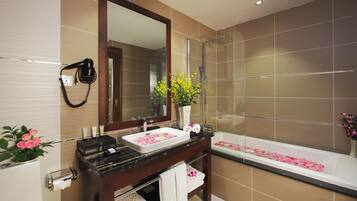 Un baño moderno con tocador, lavabo y bañera.