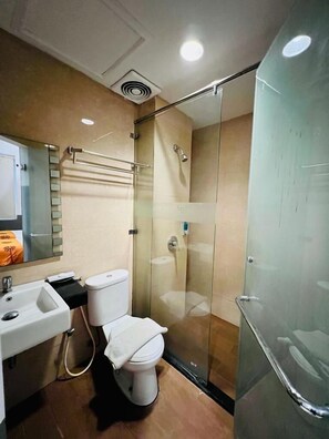 Deluxe Room | Bathroom | Shower, free toiletries, hair dryer, slippers - Avira Hotel Makassar (Makassar)