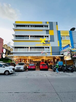 Front of property - Avira Hotel Makassar (Makassar)